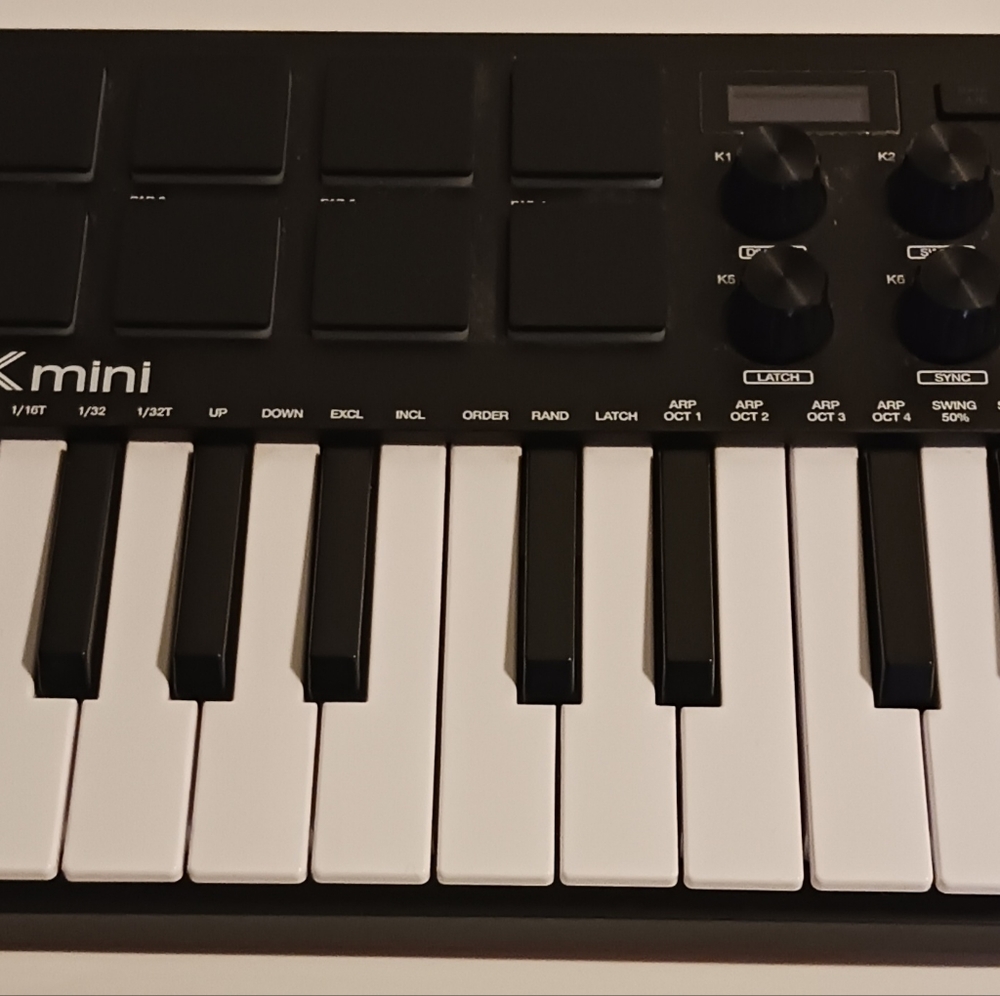 Akai (MPK Mini)MK3-(Red/Black)-(25 Key USB MIDI)-(Pre-owned)-(New Condition)-$85 - Picture 4 of 4